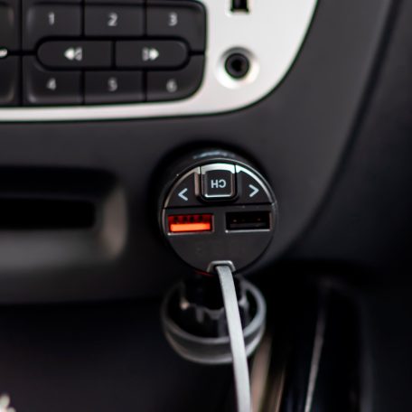 PNI Bluetooth FM transzmitter, különálló mikrofonnal (PNI-V880)