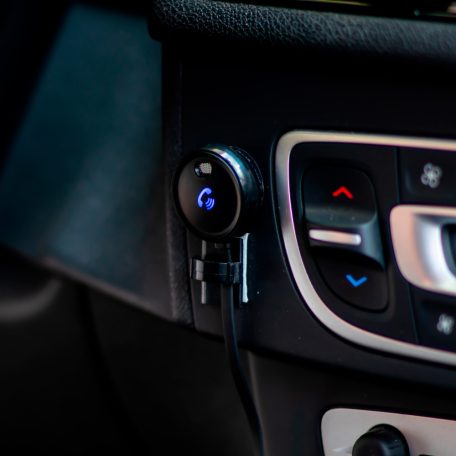 PNI Bluetooth FM transzmitter, különálló mikrofonnal (PNI-V880)